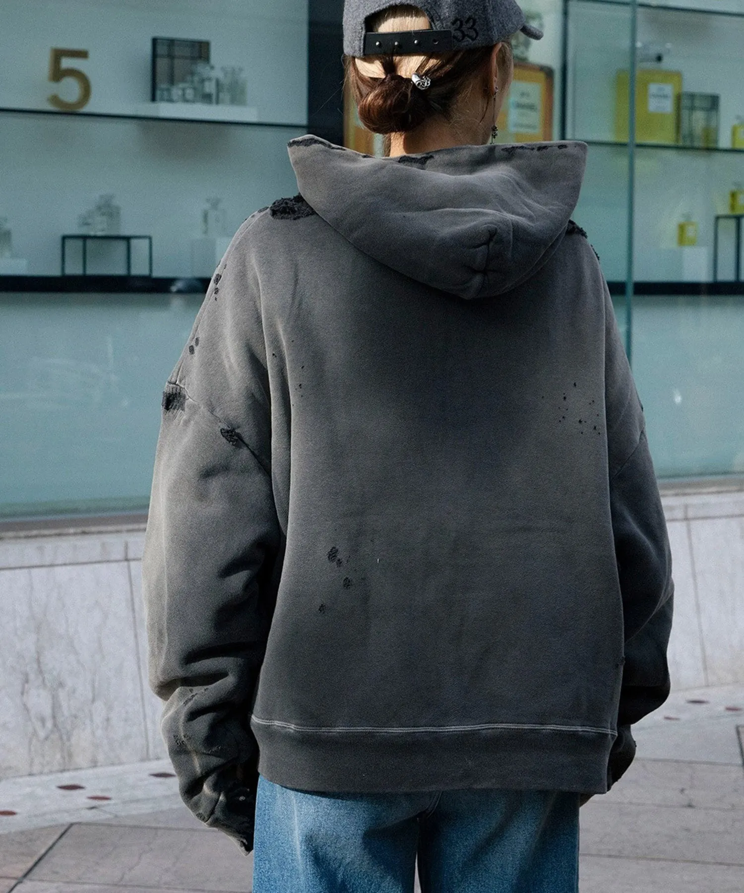 SAINT Mxxxxxx DBL FACE ZIP UP HOODIE/CHARCOAL Double-layer destroyed waffle zipper jacket, washed black S-XL, a style that has been used in the summer. After continuous fine polishing, it has finally been shipped. The finished product is simply a work of art. Super heavy washing to make the weather look old. Multiple water fades. Excessive manual wormhole damage processing. Deconstruction and reorganization embroidery technology. Custom-made zipper with LOGO. The color details of the zipper webbing are also correct. Original grade fruit main label and wash water label. Top purchasing grade. A layer of waffle fabric is added to the inner lining to make the overall texture stronger and increase the comfort and warmth of the wearer.